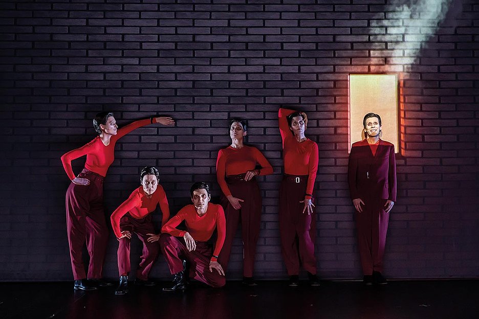 Foto: Krafft Angerer Im Fokus der Behörde: Josef K. im Schauspiel Köln, Foto: Krafft Angerer