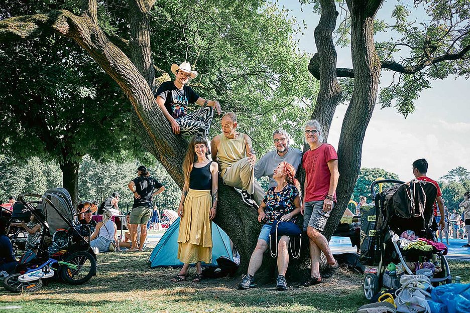 Foto: Thomas Schäkel / Stadtrevue Spekulieren auf eine Erbschaft: Mitglieder der Wählergruppe GUT vor dem Wasserspielplatz im Inneren Grüngürtel