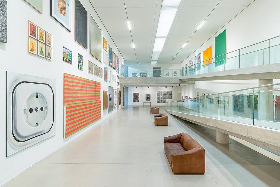 Foto: Dirk Tacke Sammlung Ringier Zeichnung, Malerei, Skulptur, Fotografie, Film, Video, Sound, Sammlung Ringier 1995–2025 Installationsansicht, Langen Foundation, Neuss, 2025, Foto: Dirk Tacke