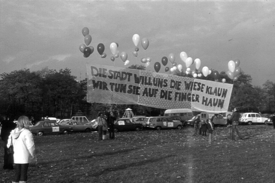 © Archiv Schaller Demonstranten als Dichter: Besetzung der geplanten Autobahntrasse im Inneren Grüngürtel 1975 © Archiv Schaller