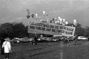 Demonstranten als Dichter: Besetzung der geplanten Autobahntrasse im ­Inneren Grüngürtel 1975 © Archiv Schaller