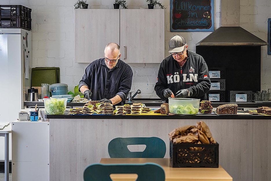Foto: Dörthe Boxberg / Stadtrevue »Ohne ein Brot im Bauch bringt der beste Unterricht nix«: Martin Süsterhenn (l.), Leiter der Katharina-Henoth-Gesamtschule, schmiert Stullen
