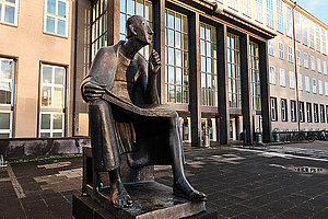 Muss noch mal nachdenken: Albertus Magnus vor der Uni Köln