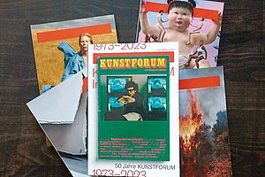 Jedes Cover ist ein eigenes Kunstwerk: Kunstforum International, Foto: Lars Fleischmann