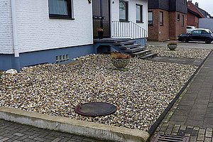 »Garten des Grauens«: Zwei Pflanzkübel reichen für den Gesetzgeber, aber nicht für den Umweltschutz, Foto: D. Korsawe