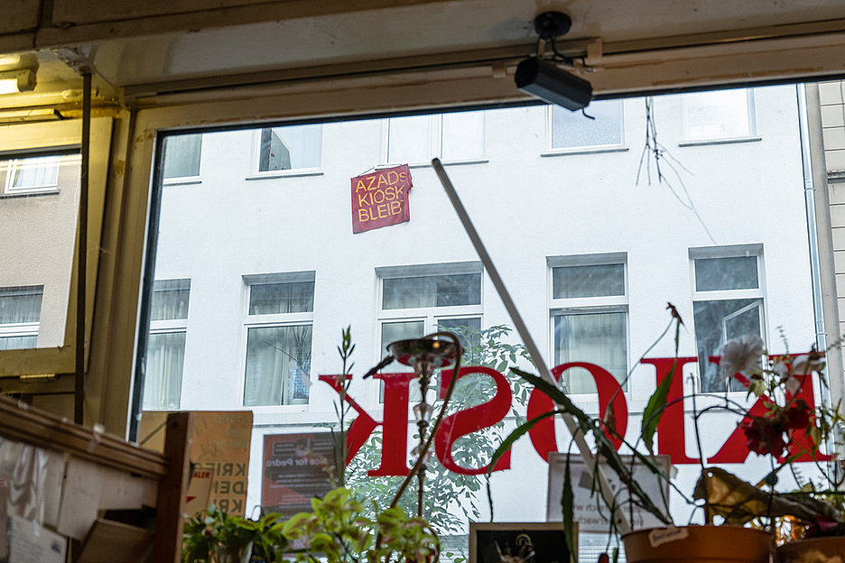 Transparente in der Nachbarschaft und Postkarten von Freund:innen: Der Kiosk ist beliebt (Foto Dörthe Boxberg / Stadtrevue)