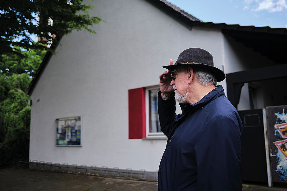 Foto: Mark Muehlhaus Die Täter kamen aus dem Ort: Gerhard Wolff vor dem evangelischen Jugendtreff in Worringen, Foto: Mark Muehlhaus
