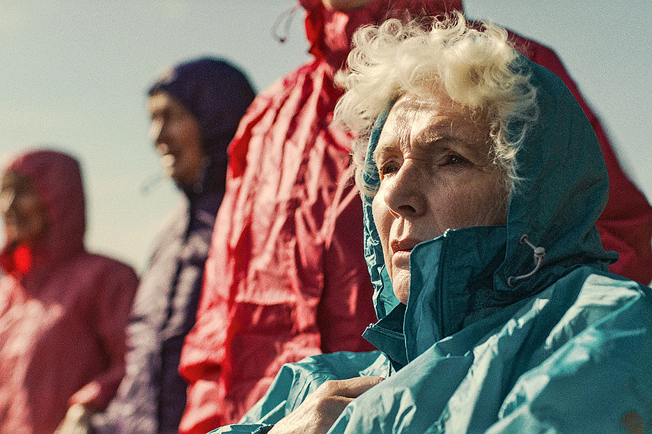 Filmstill mit Fionnula Flanagan in Regenjacke