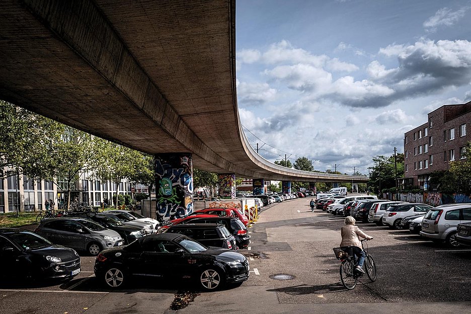 Parkplätze unter der Hochbahn in Nippes