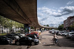 Parkplätze unter der Hochbahn in Nippes