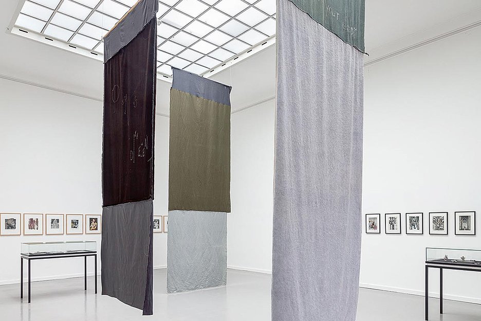 Foto: Peter Hinschläger, © Leopold-Hoesch-Museum, Düren und VG Bild-Kunst, Bonn 2025 »Hic sunt leones«. Installationsansicht Leopold-Hoesch-Museum Düren, Foto: Peter Hinschläger, © Leopold-Hoesch-Museum, Düren und VG Bild-Kunst, Bonn 2025