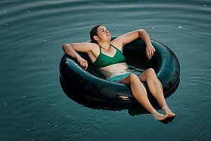 Abkühlung nach der Ernte: Karolin Nothacker, © Bauer Carnicer Filmperlen