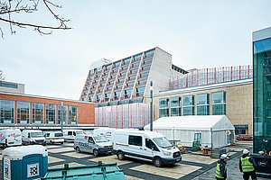 Sauber geparkt, unsauber Aufträge vergeben: Opernbaustelle am Offenbachplatz