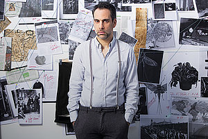 Auf der Suche nach »A«: Der Bibliothekar alias Nikos Konstantakis, Foto: Alessandro De Matteis