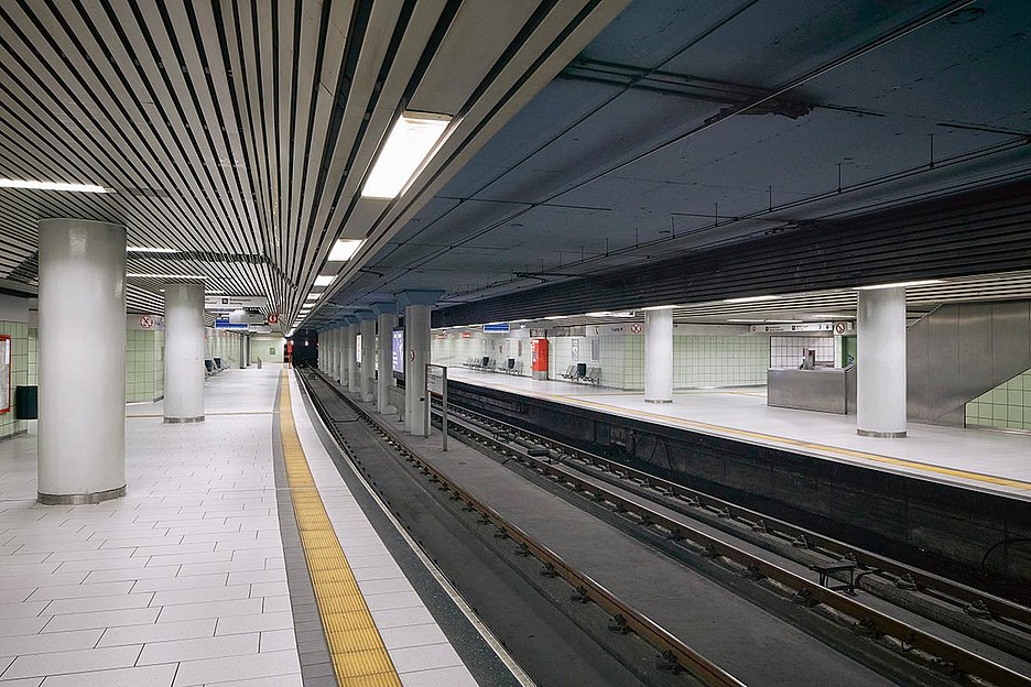 Foto: Thomas Schäkel / Stadtrevue Keine Bahn, keine Fahrgäste, kein Problem: KVB-Haltestelle am Friesenplatz