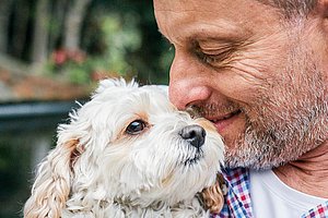 Ein Segen für die Kinder: Hündin Kiwi mit Ralf Unna 