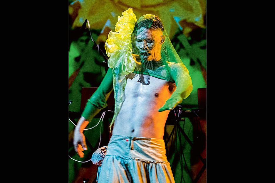 Foto: Valerian Galy »… how in salts desert is it possible to blossom …«: Tanzperformance im PACT Zollverein Essen, 3., 4. und 5. September, Foto: Valerian Galy