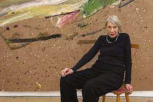 Martha Jungwirth in ihrem Atelier vor dem Gemälde Maja III, Wien, 2022, courtesy Galerie Thaddaeus Ropac; © Martha Jungwirth / VG Bild-Kunst, Bonn 2022, Foto: Hella Pohl