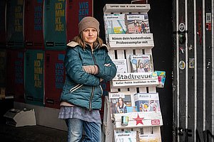 Elke Schwirtheim ist gelernte Schriftsetzerin und arbeitet seit 1990 in der Grafik der Stadtrevue. Was zu Beginn ihres  Berufslebens ein Handwerk war, ist mittlerweile ein Bürojob am Computer.  Weil ihr das Werken fehlt, baut sie gerne neue Sachen aus al