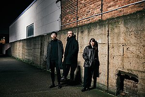 Ekstaseschlagzeuger zwischen Museumsbesuchern: Denis Wanic, Ralph Schmidt und Lucia Seiß sind Suir 