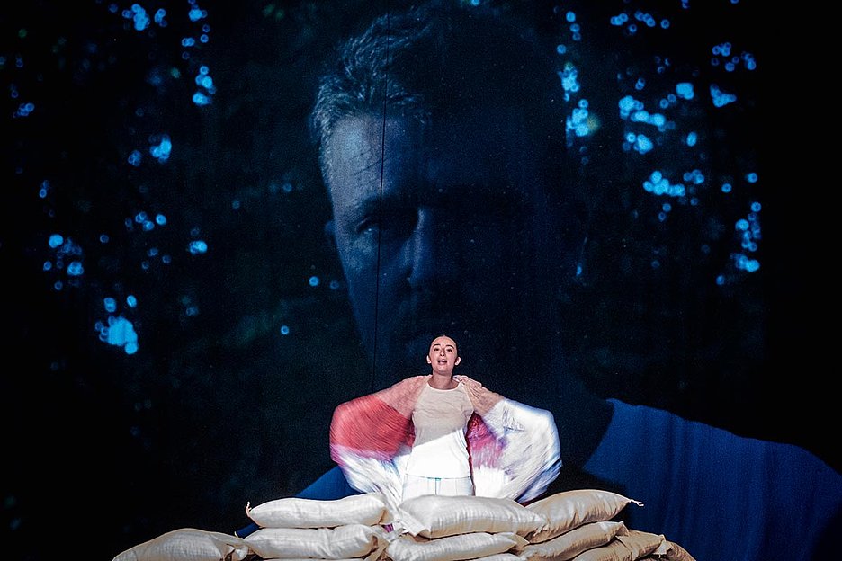 Foto: Oliver Strömer Sandsäcke als Schutzwall: »Der Bau« von Zafer Tursun, Foto: Oliver Strömer