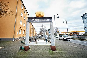 Den »unrechtmäßig Reisenden« gewidmet: Skulptur von Heinrich Brummack an der KVB-Haltestelle Akazienweg 