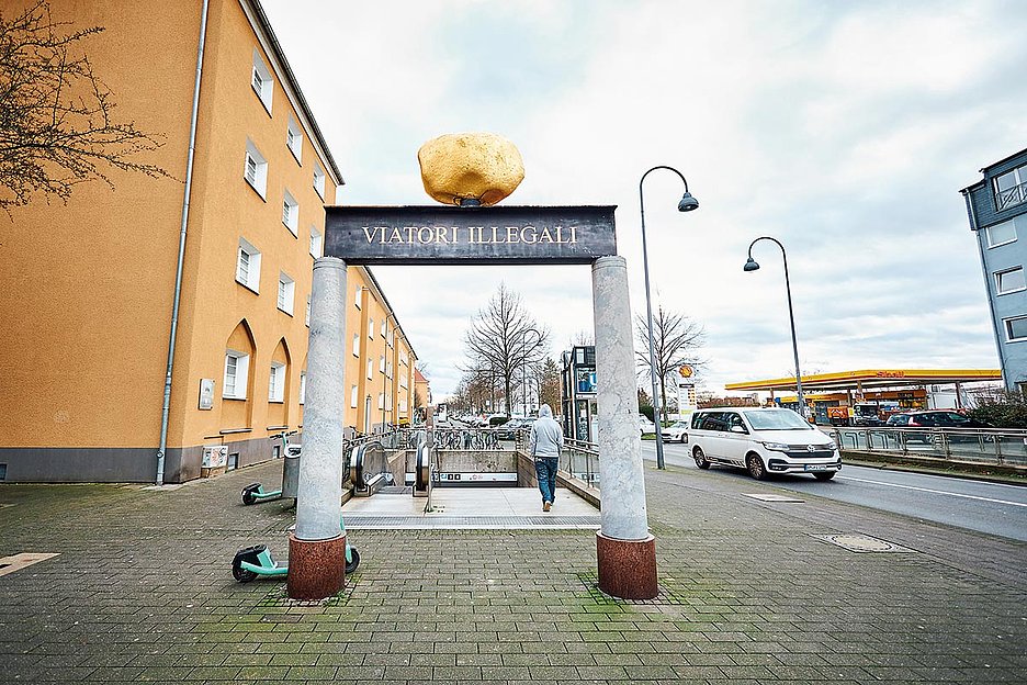 Den »unrechtmäßig Reisenden« gewidmet: Skulptur von Heinrich Brummack an der KVB-Haltestelle Akazienweg 
