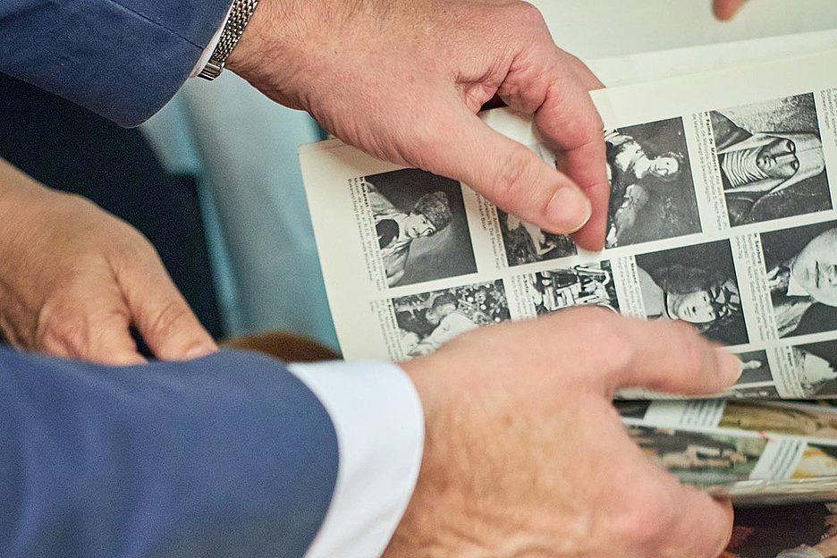 Provenienzforschung bedeutet: händisches Nach­schlagen...