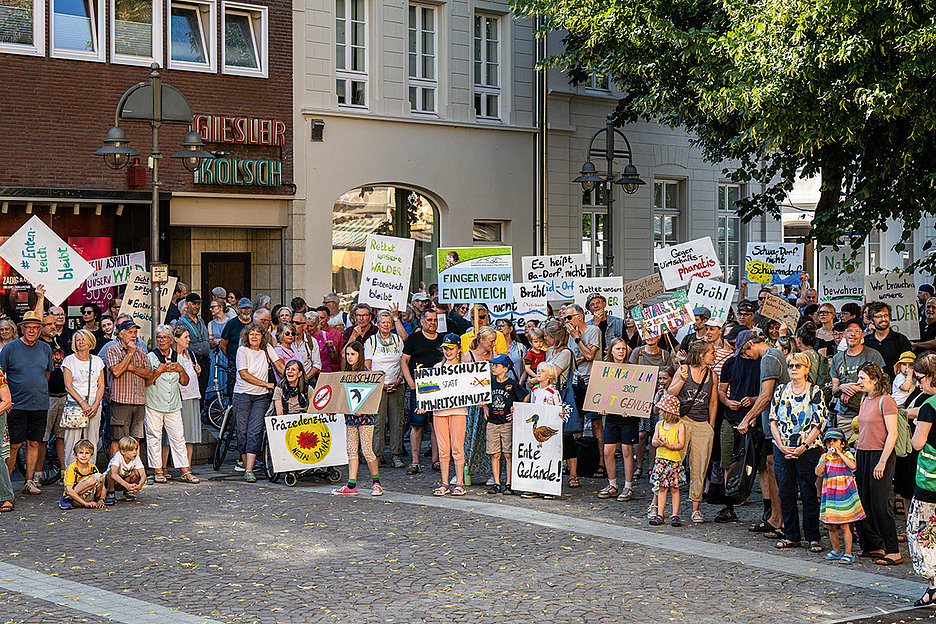 Sauer auf die Koalition: Demonstrierende vor dem Brühler Rathaus (Foto: Dörthe Boxberg / Stadtrevue)