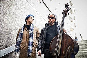 Auf dem Weg ins Handgemenge: Kurt Tallert (links), Joscha Oetz und der Perfektomat-Bass