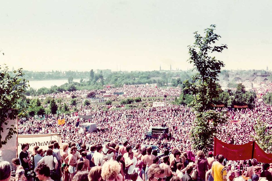 Friedensdemo in Bonn 1982: Etwa 500.000 Menschen versammeln sich in der Rheinaue gegen den NATO-Doppelbeschluss (Foto: CC BY SA 4 0)