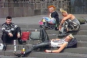 Zeit totschlagen ist auch Arbeit: Iro-Praktiker am Dom  