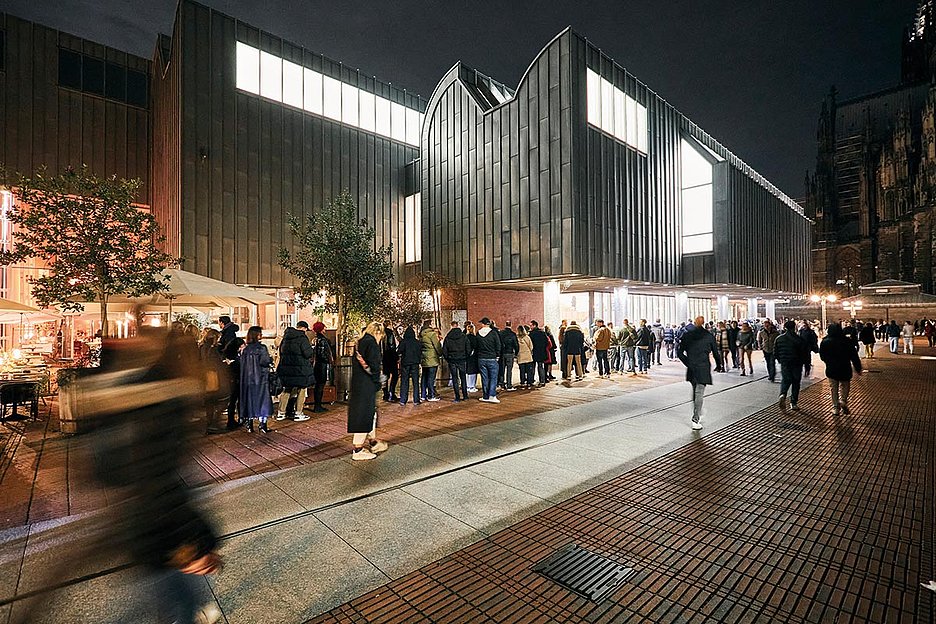Foto: Thomas Schäkel / Stadtrevue »Da muss doch jemand drauf schauen!«: Schlange vor dem Museum Ludwig