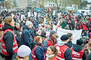 Demonstration gegen geplante Haushaltskürzungen Mitte Dezember in Deutz  