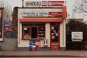 Meist in Schwarz-Weiß, hier mal in Farbe: Tata Ronkholz, Trinkhalle, Köln-Nippes, Merheimer Straße 294, 1983, Foto: © VAN HAM Art Estate: Tata Ronkholz, 2025