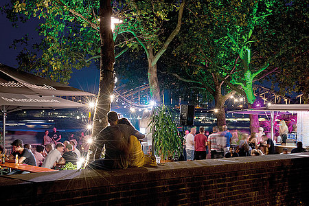 Gastwirte als Helfer im Kampf gegen die Pandemie — Pop-up-Biergarten an der Rheinpromenade