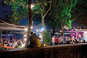 Gastwirte als Helfer im Kampf gegen die Pandemie — Pop-up-Biergarten an der Rheinpromenade