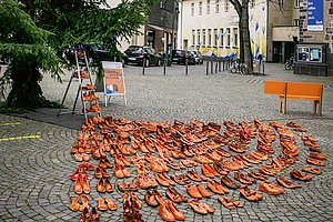 Erinnerung an getötete Frauen: Installation am Severinskirchplatz, Foto: Irmgard Kopetzky