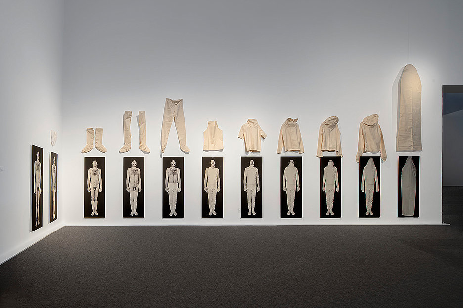 Renate Weh, »Welcome back!« Einkleidungen, 1970, Textilstoff und 11 Fine Art Prints (Courtesy Stiftung Kunstfonds, Foto: Jens Gerber)