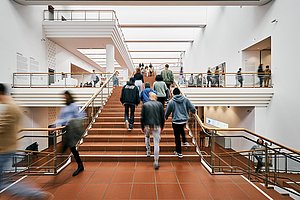 »Nicht attraktiv, zum Tariflohn zu arbeiten«: Treppenhaus im Museum Ludwig