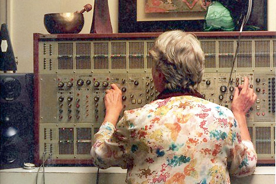 Foto: Yves Arman Zeitlos: Éliane Radigue an ihrem ARP2500, Foto: Yves Arman