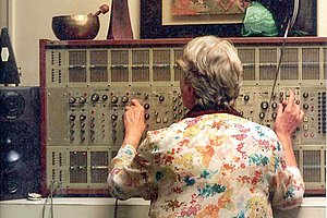 Zeitlos: Éliane Radigue an ihrem ARP2500, Foto: Yves Arman