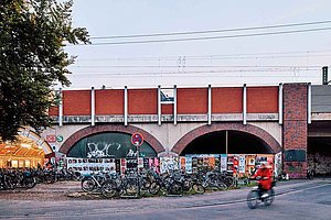 Spannungsbogen überdehnt: Bahnbögen in Ehrenfeld