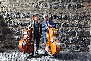 Zwei Bässe tanken Super: Joscha Oetz (links) und Rainer Linke vor der Eigelsteintorburg