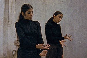 Nicht nur buchstäblich als Bindeglieder zu sehen: Hanin Tarek & Amina Abouelghar befassen sich mit den Kölner Brücken, Foto: Grégoire Verbeke