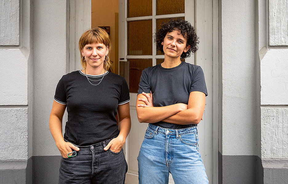 Sie begleiten Frauen auf ihrem Weg in ein selbstbestimmtes Leben ohne Gewalt: Frauenhausmitarbeiterinnen Laura Hufnagel und Leo Völler Foto: Dörthe Boxberg