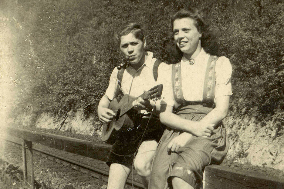 courtesy: NS-DOK Gertrud »Mucki« Kühlem (spätere Koch) mit Karl »Schicko« Gilles am 16. Mai 1942 auf Tour im Bergischen. Sie wurde unweit des Treffpunkts im Rosengarten verhaftet, konnte aber später aus der Haft entkommen und überlebte. courtesy: NS-DOK