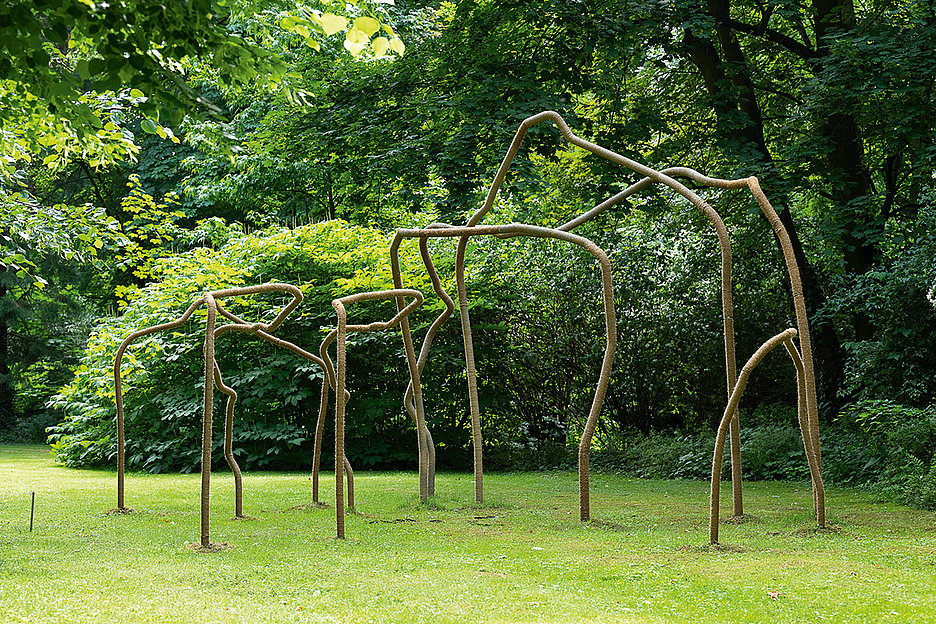 Temitayo Ogunbiyi,  »You will forge paths beyond your grandmother’s imaginings (II)«,  2025, Rohrelemente  aus Edelstahl, Messing   Foto: © Katja Illner