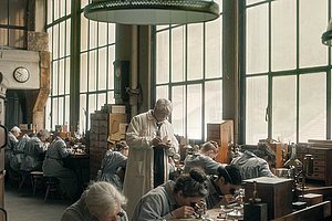 Minuziös kontrolliert: Arbeiterinnen im Schweizer Uhrenwerk; © Grandfilm