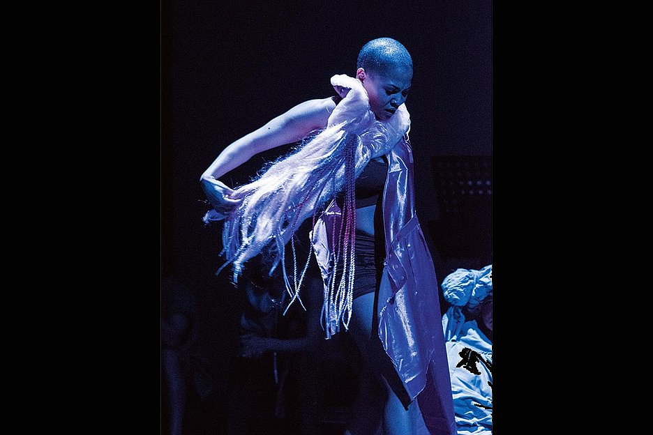 Foto: Valerian Galy »… how in salts desert is it possible to blossom …«: Tanzperformance im PACT Zollverein Essen, 3., 4. und 5. September, Fotos: Valerian Galy